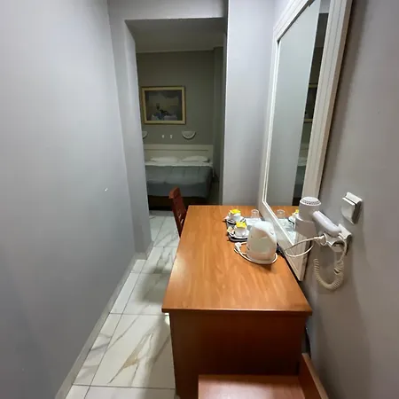 Acropole 2* פיראוס